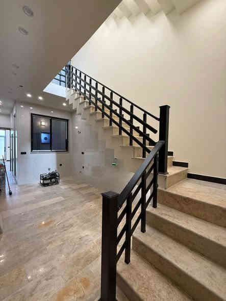 93متر للبيع 

الشعب حي العقاري الاولى 

موقع /ممتاز ،شغل درجه اولى 

يحتوي/  على 

استقبال ،مطبخ معزول ،خدمات في كللا الطابقين ،4غرفةنوم 
ملاحظه/ الواجه مرمر ،الارضيه مرمر ،الانوافذ الامنيوم،بناء 2025, تسليم مفتاح 🔑 + حديقة كبيرة خلف الدار 
للمعلومات أكثر التصال 
***********
