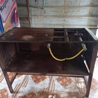 ميز للبيع طوله متر و وربع و إرتفاع متر - حديد متوسط   بيه عين تخدير و ...