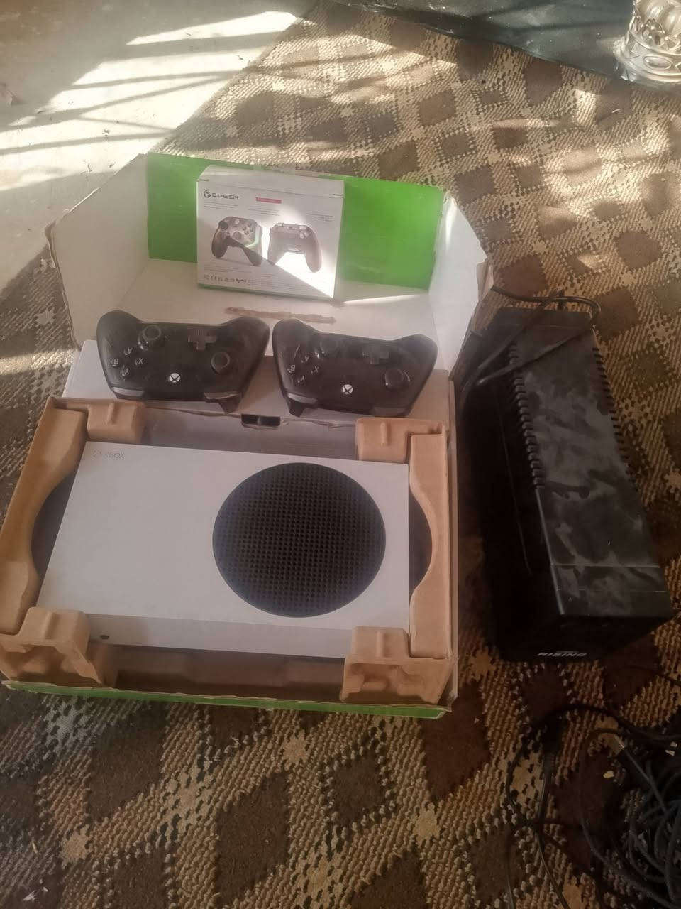 سلام عليكم. اكس بوكس سريس مستخدم.   كامل معا يوبي اس. وملحقاتة كاملة   سعر 350علواني الكمالية منطقة البستان  يوجد خدمة توصيل   غير متواجد الانتصال. علا رقم ***********
