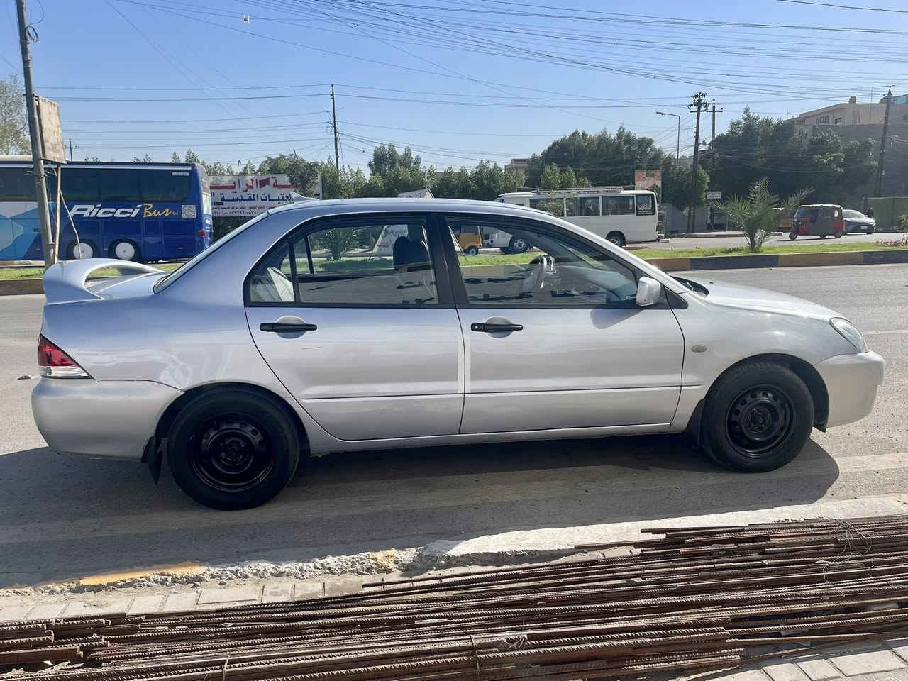 السلام عليكم 
للبيع لانسر موديل 2006
محرك 1500 قبق اسود 
محرك وكير خير من الله  
مصبوغة عام للجمالية 
تبريد شغال وكهربائيات كلها شغالة ودوشمة جلد وغرفتها نظيفة السعر 70 وبيها مجال قليل 
موقعها بغداد / الزعفرانية 
للاستفسار / ***********
