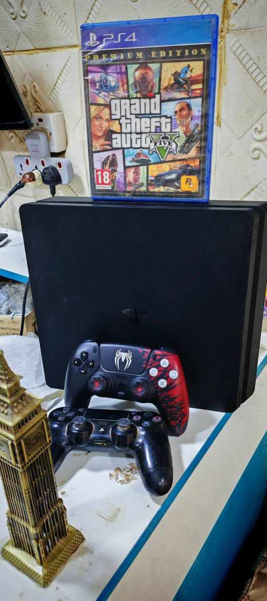 بلي ٤ سلم لوك ستيكر نظيف حيل وياه ٢ جوستك وقرص GTA وقرص طوبه للبيع
السعر ٢٧٥ وبي مجال للاستفسار ***********
