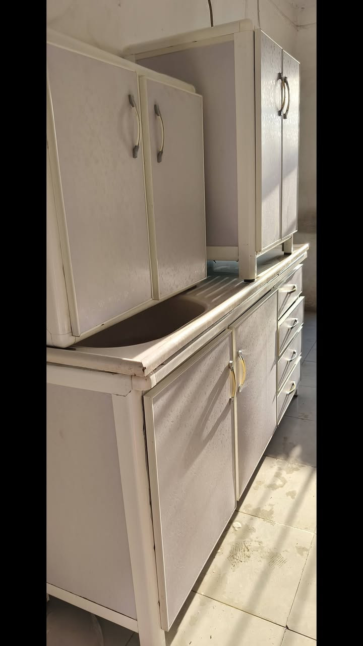 السلام عليكم من رخصت مدير الكروب عندي كاونتر ثلاث قطع مرمر القياس العرض ١٧٥ ارتفاع ٩٠ اخو الجديد كل عيب مابيه بعده ب النايلون السعر ٢٥٠ وبيه مجال العنوان بغداد رقم الموبايل ***********
