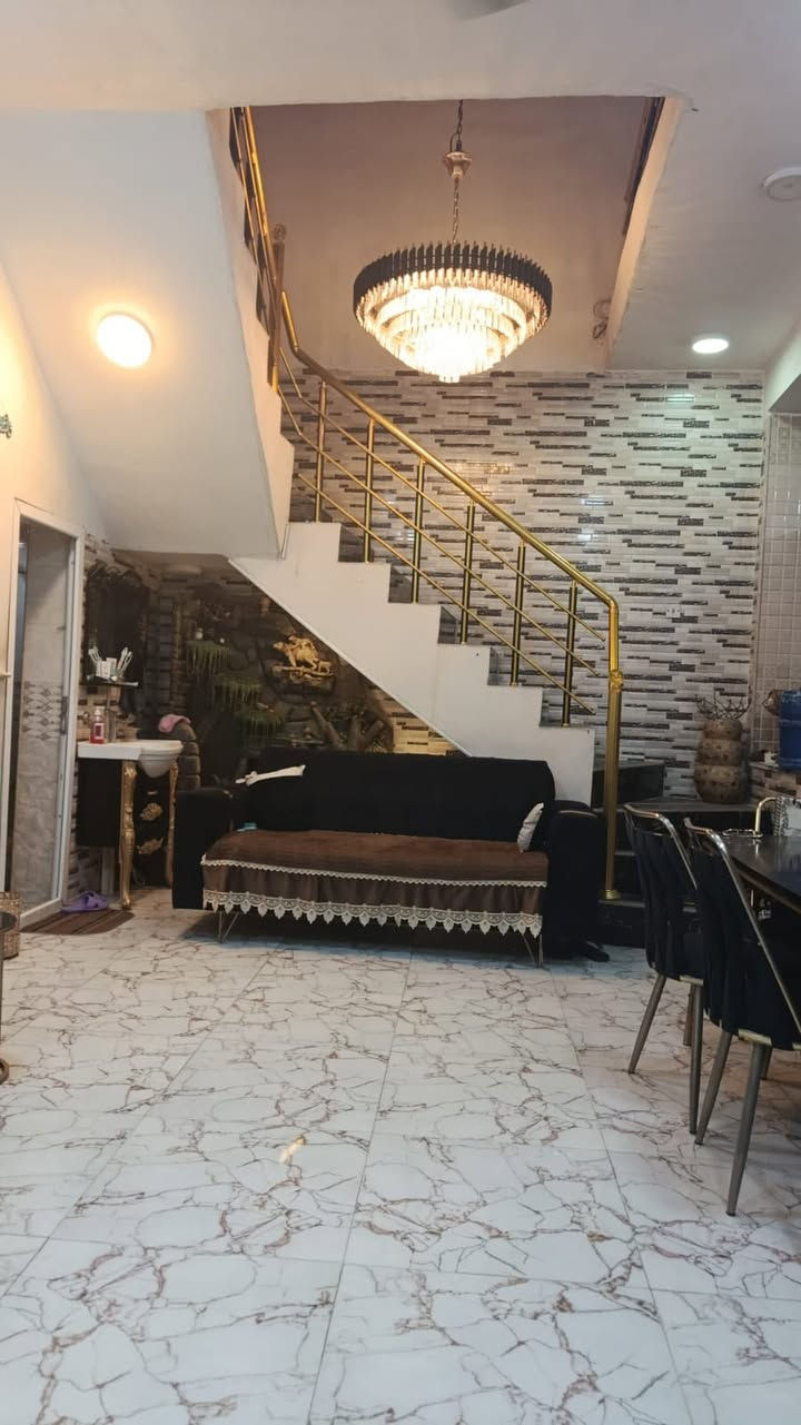بيت ١٠٠ متر طابو زراعي
سند ٢٥ 
واجهه ٧ ونص نزال ١٣ ونص ( طابقين)
يحتوي الدار على غرفتين وصاله وكليدور ومطبخ 
و٢ صحيات داخليه وخارجيه 
الموقع/ نادر قراغول شارع الكبان فرع الصيدليه ***********
السعر 95 وقابل للتفاوض
