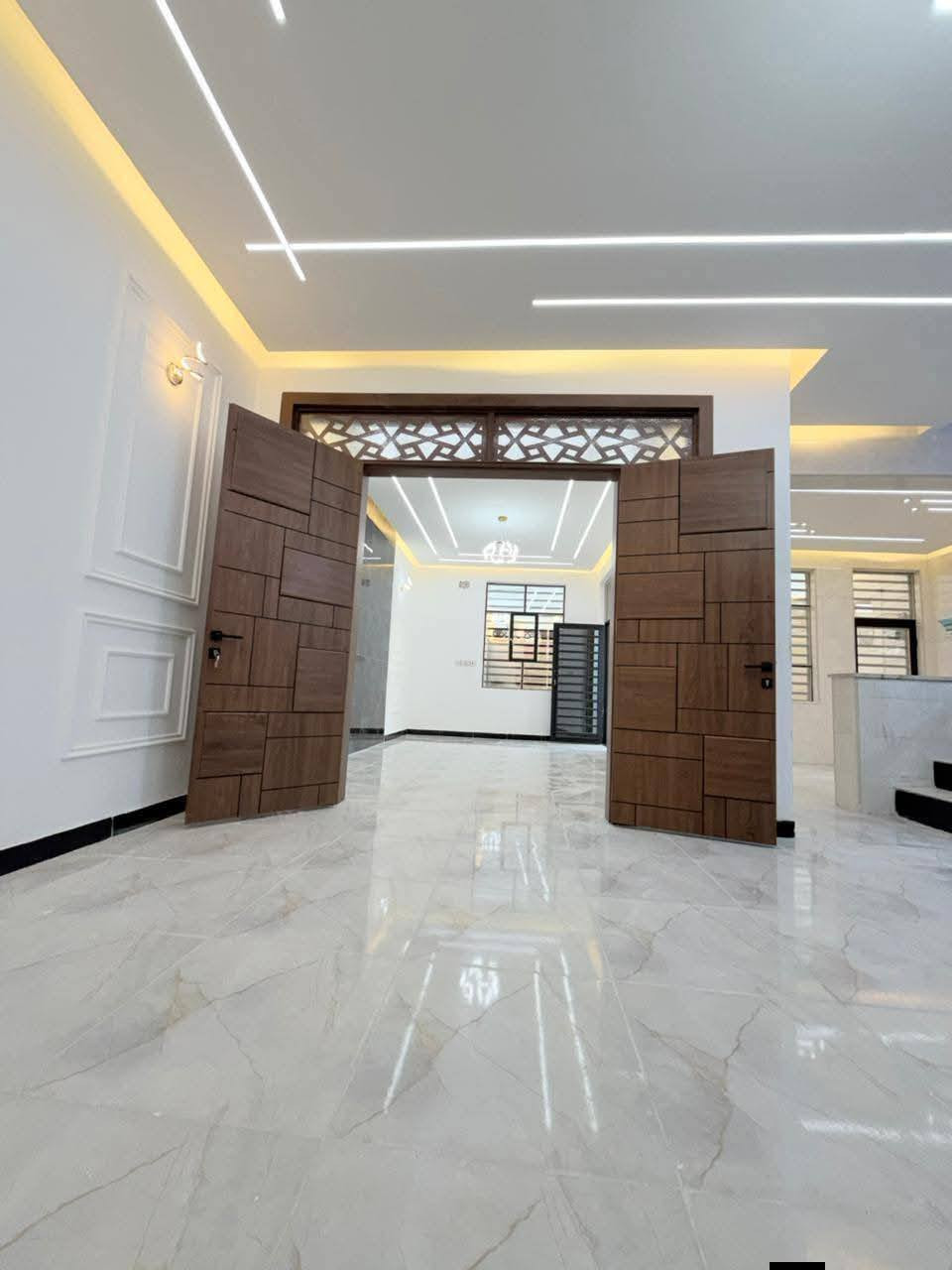 وين الجناية بيت درجة اولى،،،، ،،، بل خط لأول وقريب للشارع العام،،،،،،، العنوان عمود 317 شارع الصب مقابل ملحق قريه الغدير،،،،،، المساحة 150 متر،،،،،،،، يحتوي البيت على غرفتين نوم وصاله ومطبخ واستقبال حمامات داخليه وخارجيه وكراج،،،،،،، للتواصل ***********
