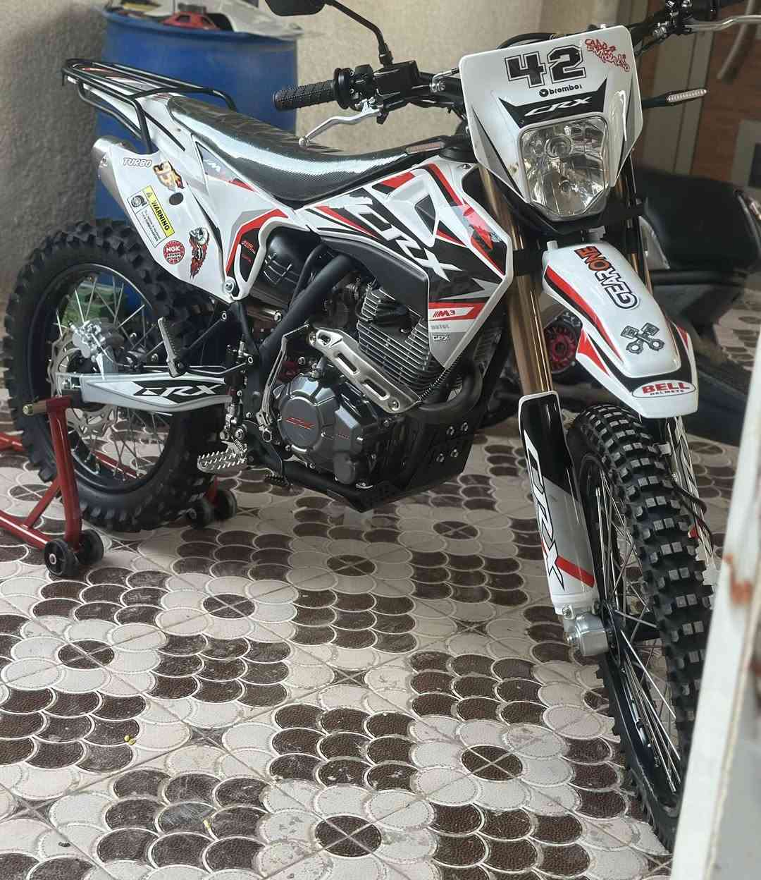 سلام عليكم قفاز CRX ٣٠٠  موديل 25 شهر  صارله  ما مسحوك يعني استخدام قليل المكان ديالي. الي شراي يتفضل ع رقم وتساب موجود ***********
