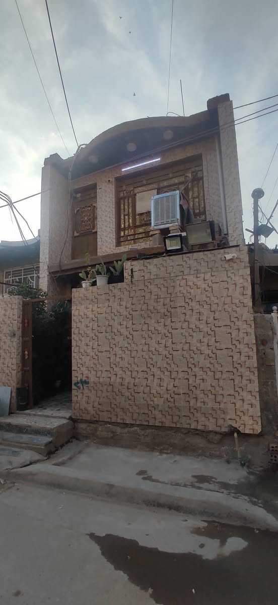 سلام عليكم توفر عندي بيت مساحه 100متر طابقين --جبها5--نزال--20ا--لبيت واقع الحال مكاتبه فقط موقع البيت البلديات المعسكر قرب افران لبنان شارع مرور وشارع صوره لبيت بناء حديث منطقه كامله كل الخدمات مي مجاري كهرباء تبليط. اكو اثاث ينباعن من ضمن البيت  الاستسفار اكثر ***********رد واتساب ماسنجر
