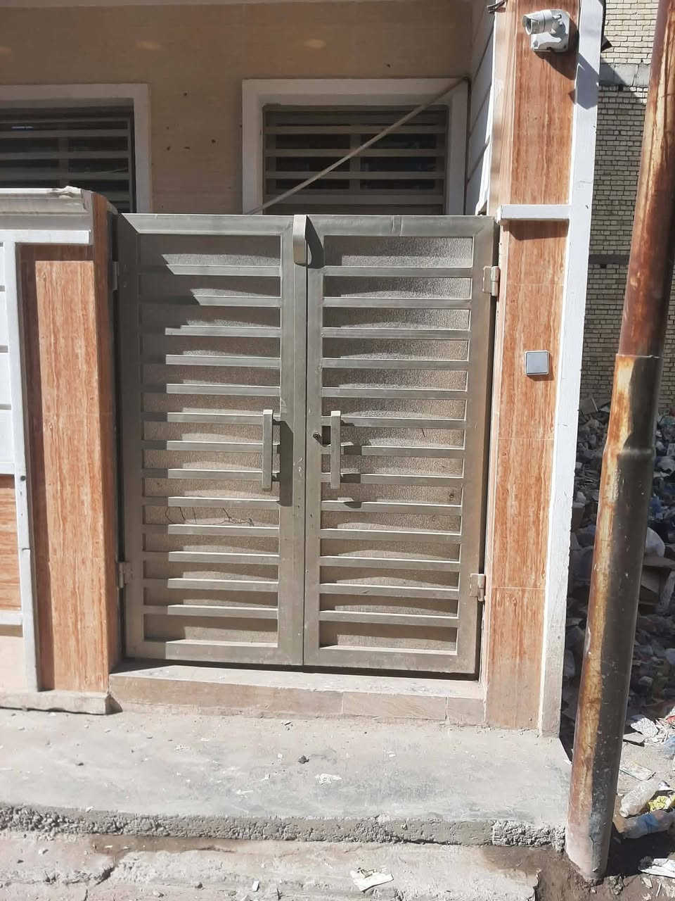 السلام عليكم) نعمل كافه انواع الحداده ابواب شبابيك محجرات سقائف
العنوان رفاعي فرع ابو الماش  وبسعار مناسبه جدا
***********تصال او واتساب
