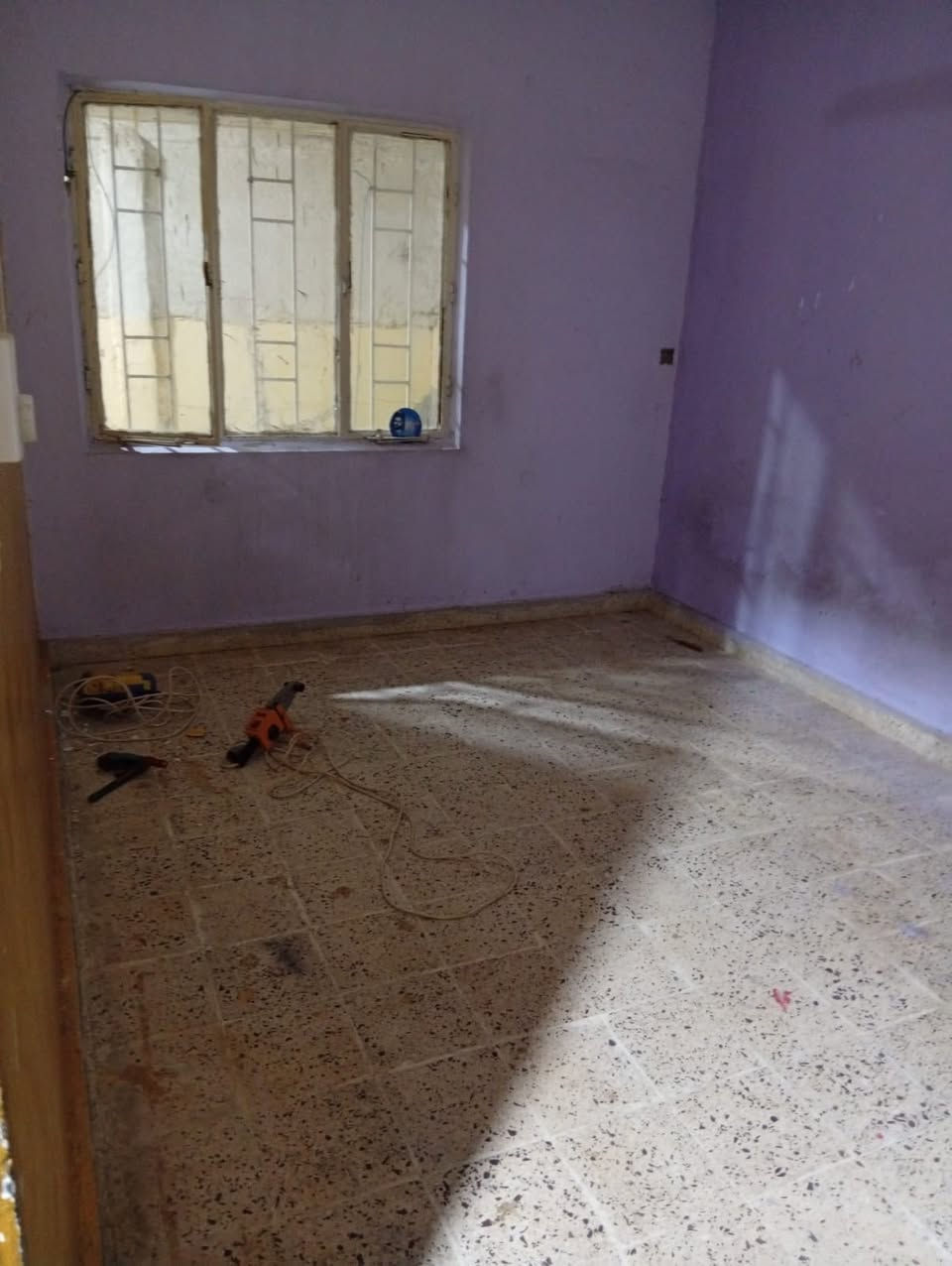 السلام عليكم 
بيت اليجار 
طابق ارضي 
جبيله الهنديه 
غرفتين وصاله واستقبال ومطبخ وصحيات 
يجاره قفل 500 
عقارات الجمهوريه 
***********
