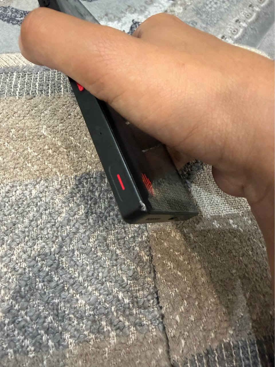 الجهاز تظيف بس بي شويه شخوط بل شاشه طبيعيه 
و ضربات كلش خفيفه بل شاصي
ب 800الف
* المعالج: Snapdragon 8 Elite Leading Version بسرعة تصل إلى 4.47GHz. citeturn0search0turn0search4
* الرام: 16GB LPDDR5T. turn0search4
* التخزين: 512GB UFS 4.1 Pro.  دقة 2688×1216، وتردد الشاشه 144Hz
كامرة . 0mAh.   2MP. MP تحت الشاشة. ني على Android 16.
* الصوت: سماعتان ستيريو + منفذ 3.5mm للسماعات.  Touch Triggers، مروحة تبريد داخلية، ونظام تبريد ICE-X متطور. بغداد, العراق


**إذا كنت صاحب هذا الإعلان وتريد حذفه لأي سبب، رجاءا أرسل رسالة إلى الدعم الفني**