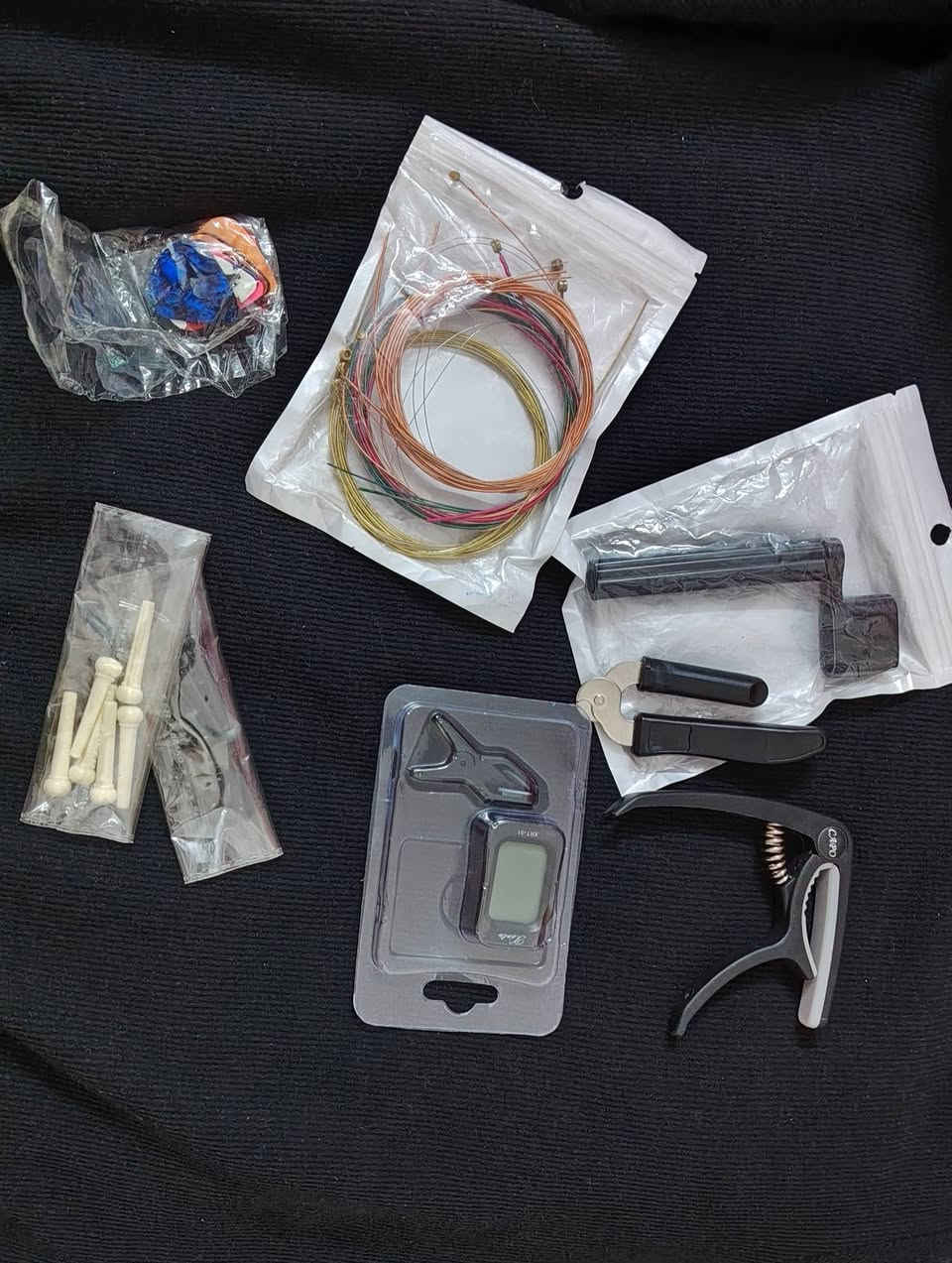 🎸 جيتار أنيق للبيع
للبيع جيتار بحالة ممتازة من علامة Recording King المعروفة بجودتها وصوتها الرائع 🎶 تصميم كلاسيكي بلون أسود جذاب وصوت نقي ودافئ يناسب جميع المستويات، من المبتدئ إلى المحترف.

✨ المميزات:

- شكل أنيق وفخم
- صوت واضح وقوي
- جاهز للعزف مباشرة
- استخدام خفيف وحالة نظيفة

🎁 معاه إضافات مهمة:

- أوتار جديدة إضافية 🎶
- كابو (Capo)
- جهاز تيونر رقمي لضبط الأوتار 🎵
- أدوات ومفاتيح تغيير الأوتار 🔧
- بيكات (ريش عزف)
- قطع احتياط (Pins + Saddle)

💰 السعر: 250,000 د.ع
📌 يوجد مجال للتفاوض

📩 للتواصل على الخاص


**إذا كنت صاحب هذا الإعلان وتريد حذفه لأي سبب، رجاءا أرسل رسالة إلى الدعم الفني**