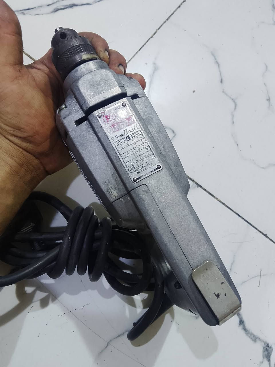 السلام عليكم 
دريلات اصلي صناعة قديمة استيراد المؤسسة العراقيه مال ثمانينات 
شرط بعدهن بفحمه الشركة بلادي على وضع الشركة 
باقي التفاصيل والاسعار مكتوبه داخل الصور 
يوجد توصيل لكفافه محافظات العراق وبغداد 5 آلاف 
*********** يوجد واتساب
