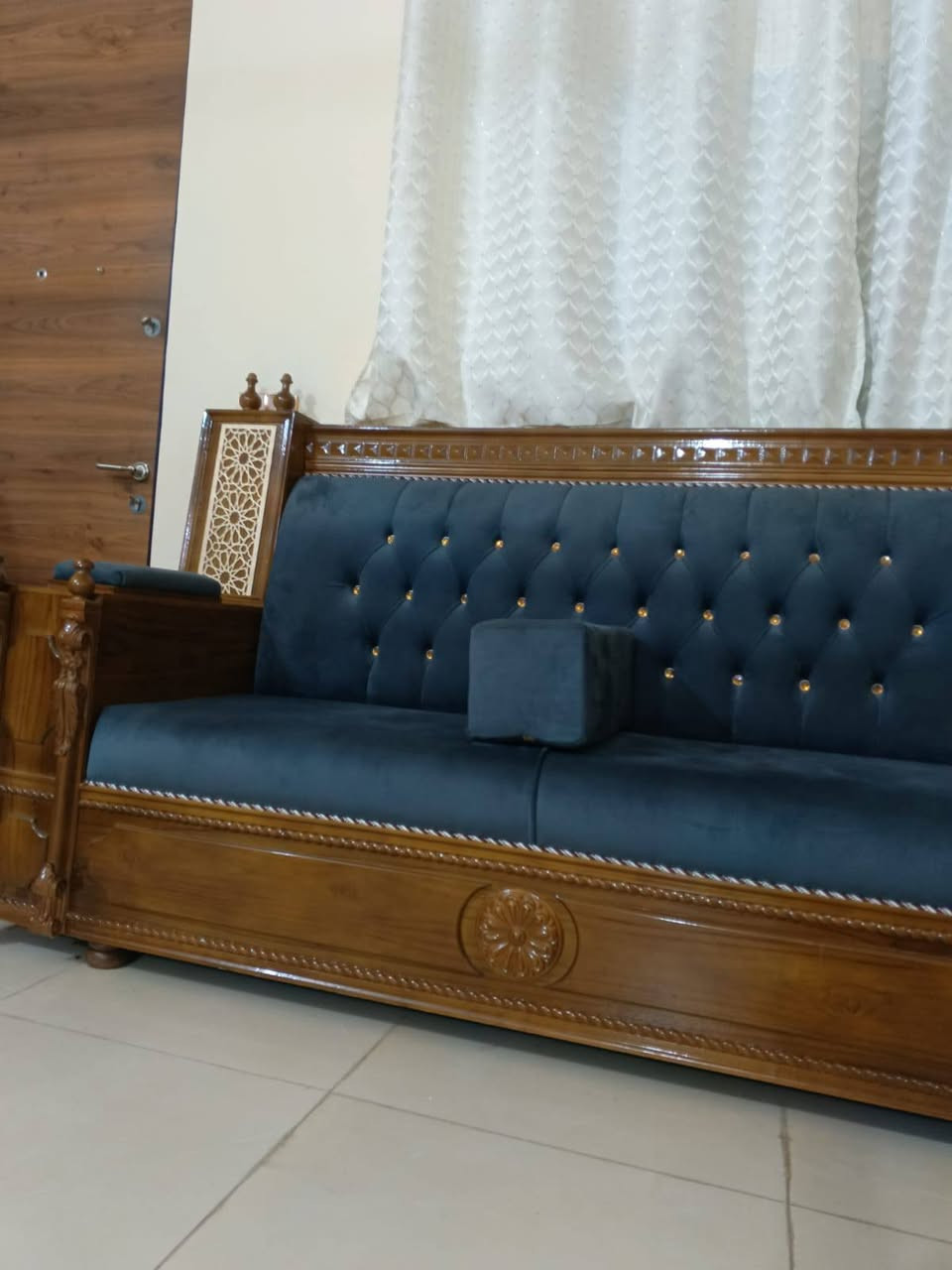 السلام عليكم 
تخم ديوان 15 متر ونص جديد تفصال صارلة شهر  
للاستفسار الاتصال على الرقم التالي:  ***********
