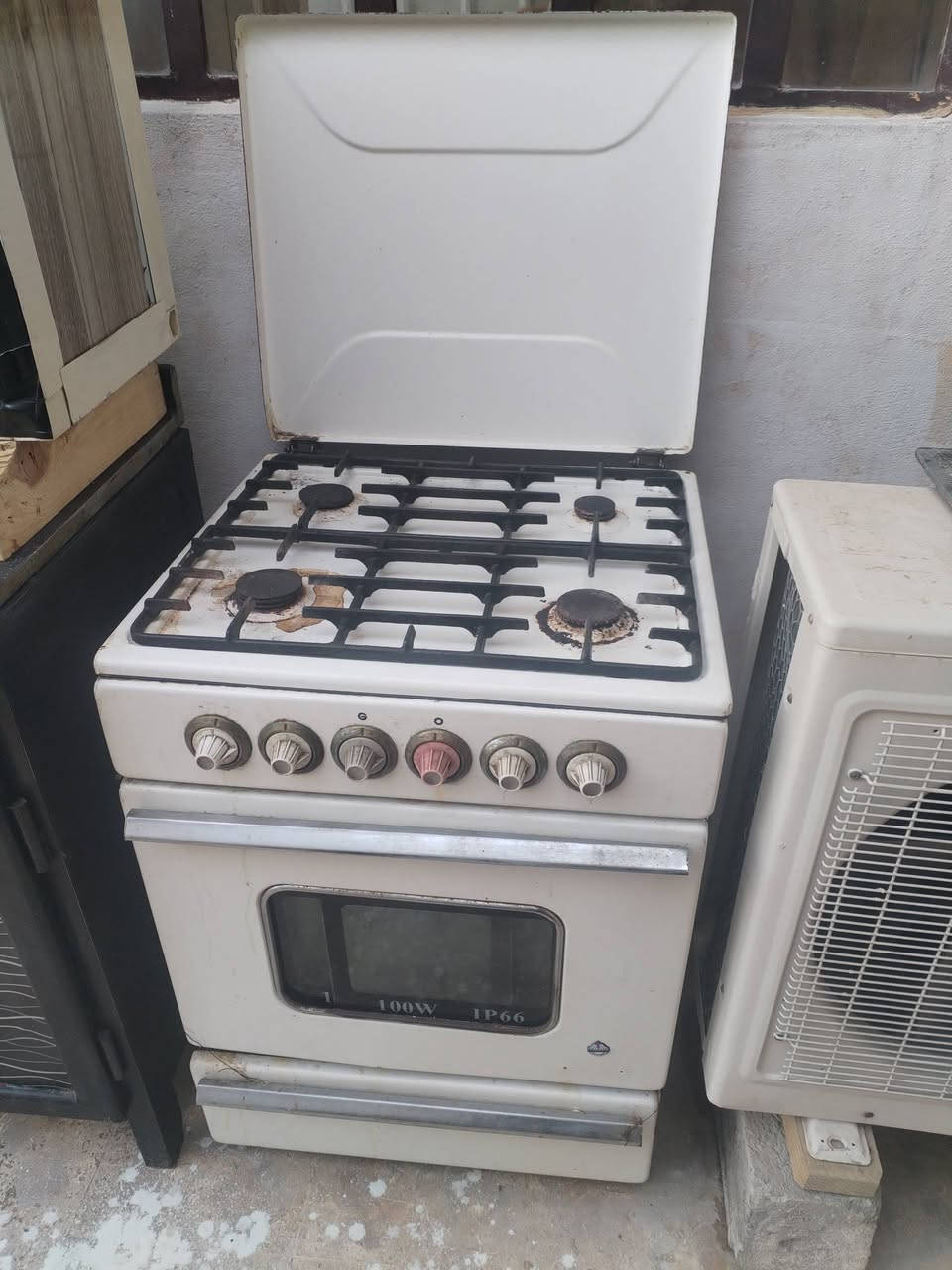 طباخ شغال كامل ونضيف سعر40 بيع مستعجل 
مكان جانب الايمن حي الهرمات ***********+***********
