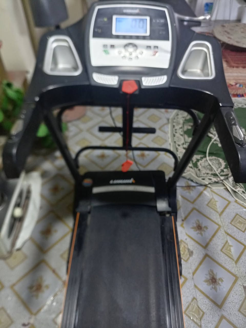 سلام عليكم 
جهاز جري مستخدم نظيف شغال فقط الغطاء الأمامي مكسور مثل ما موضح في الصور السعر 100 الف مكان بغداد شارع حيفا اتصال *********** وبي واتساب
