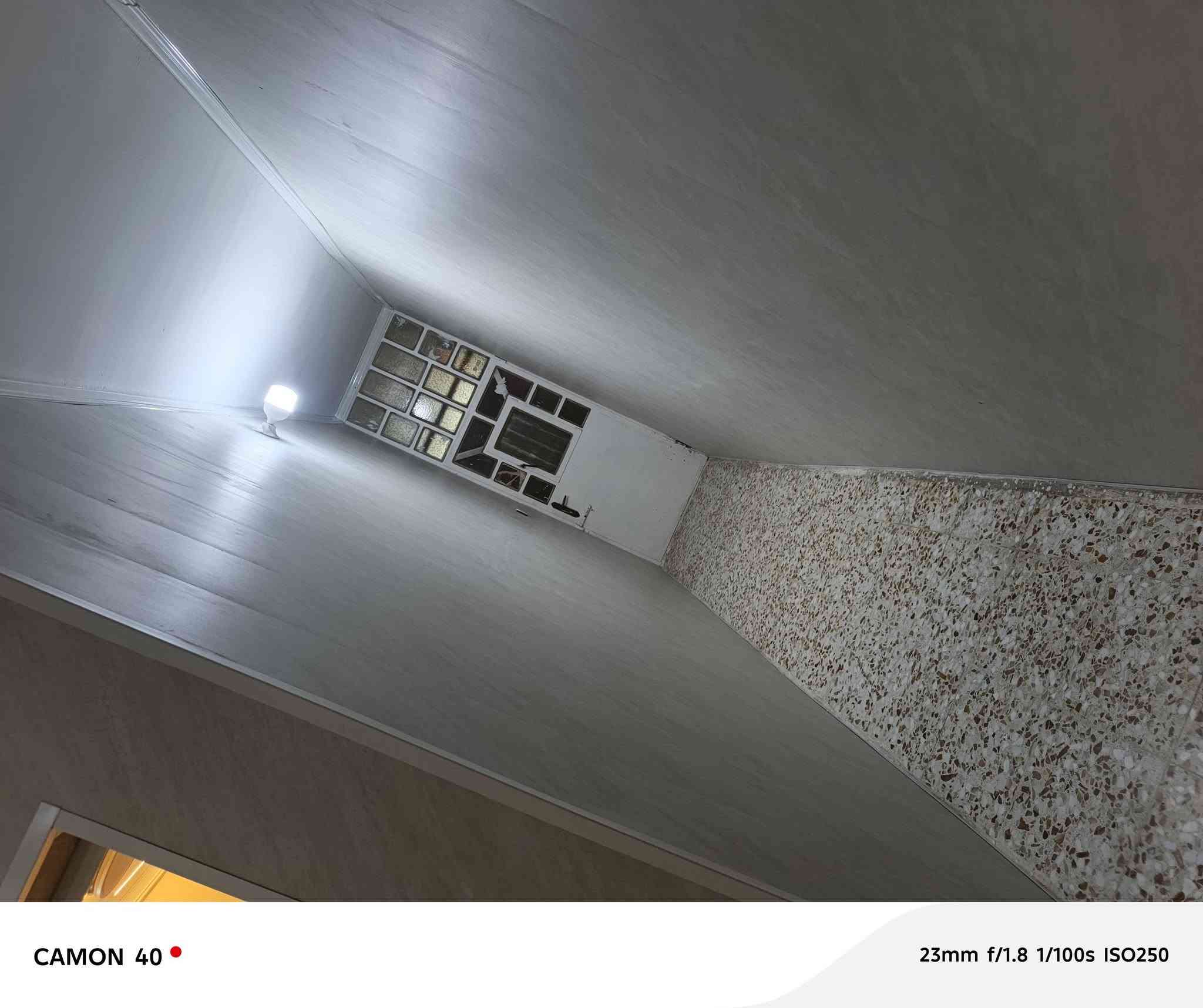 سلام عليكم ١٠٠ متر للبيع بشاره الحسينيه سند اصفر حي السلام  البيت عالي  من الشارع ٦٠ سانتيم بناء الطابق الارضي طابوك ولطابق الثاني بلوك ما كامل  بس مصعد حياطينه
عدد صحيات ٢ داخلي وخارجي الداخلي كله مطبك الواح 
الصاله ديكورات غرفت النوم ديكورات  مسلح السكف صب الاساس ماله صب شريطي  ماء مجاري كهرباء كله جديد البيت متعوب عليه بل اظافه وياه غرفت نوم وكونتر تعليك وارظي وسنك  البيت كامل مكمل سعر البيت ٨٨ وبي مجال بصيط 
***********
