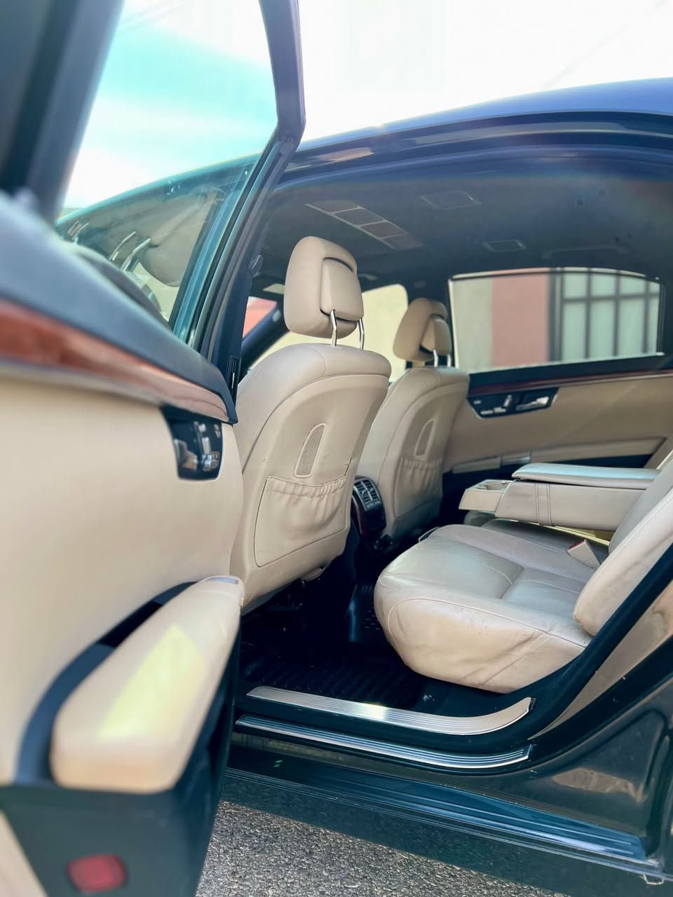 السلام عليكم 
مارسدس350sموديل 2009 
خليجيه 
ابواب شفط سلايد تبريد امامي 
خلفي منفصل 
خمس بردات جوبلسات 
ناضور ليلي 
جنطه شفط كهربائيه
معروفه بقيه المواصفات 
صدر امامي خلفي جديد 
كير مكينة شاصي لغود مكفولات 
تخم تايرات ودسكات جددد 
سنوية جديدة باسمي تحويل مباشر 
السياره بيها صبغ كلير بنيد وهلال جاملغ الخلفي فقط بدون معجون
السعر 210 وبيها مجال بسيط مكان السياره الانبار الرمادي للاستفسار الاتصال على الرقم ***********
