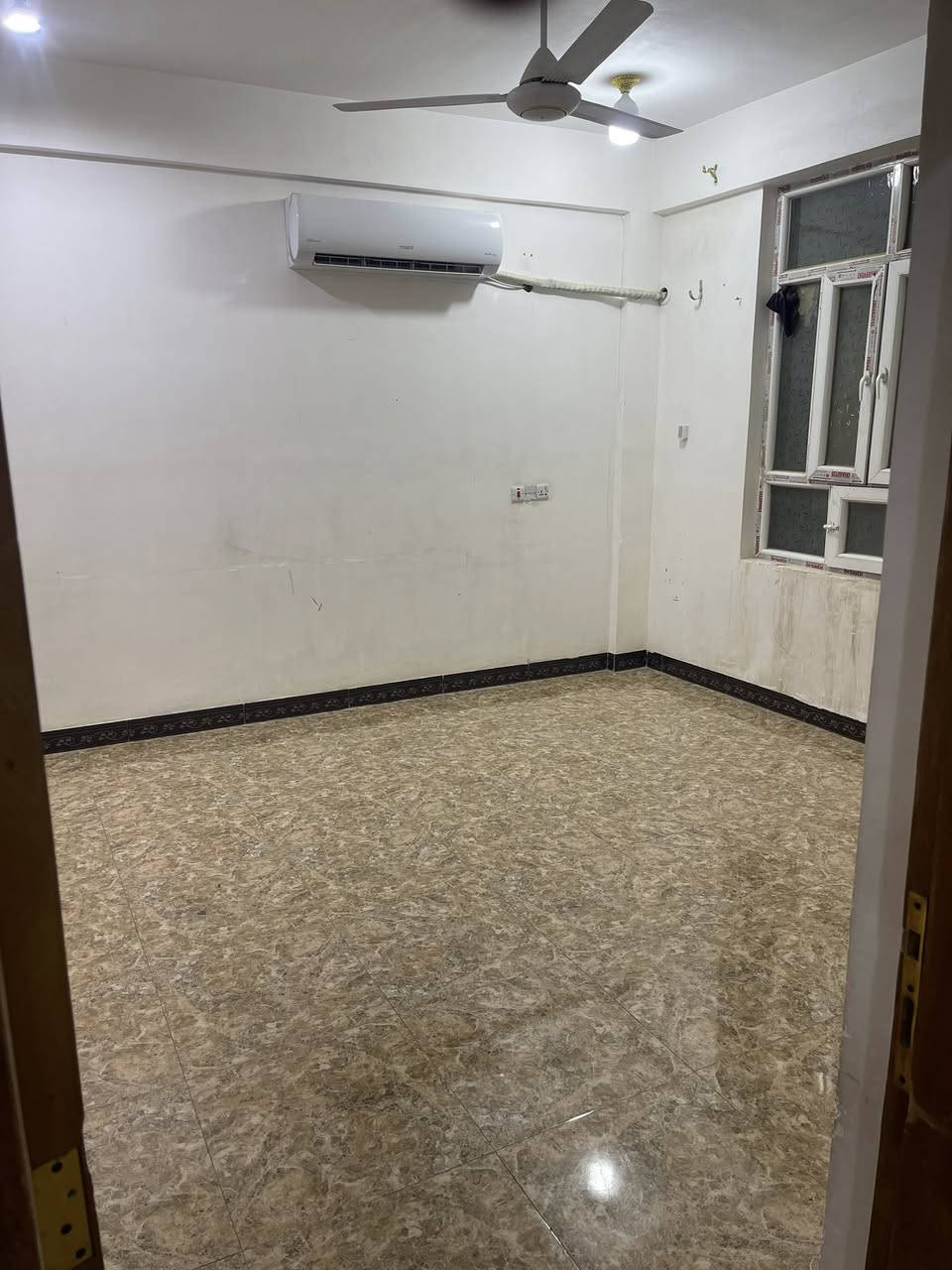 السلام عليكم
شقة للايجار طابق اول 
غرفتين وصالة ومطبخ وصحيات 
المساحة 120 متر
العنوان حي البكر مقابل النادي الملكي
الايجار 400 الف
للاستفسار الاتصال بالرقم ***********
