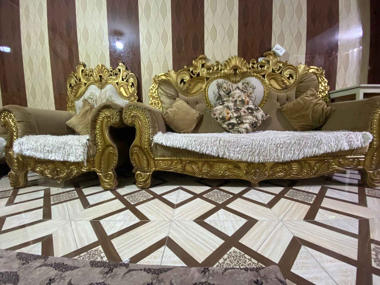 تخم ملكي 4 قطع نضيف مال بيت شراي يتصل أو يراسل خاص ***********
