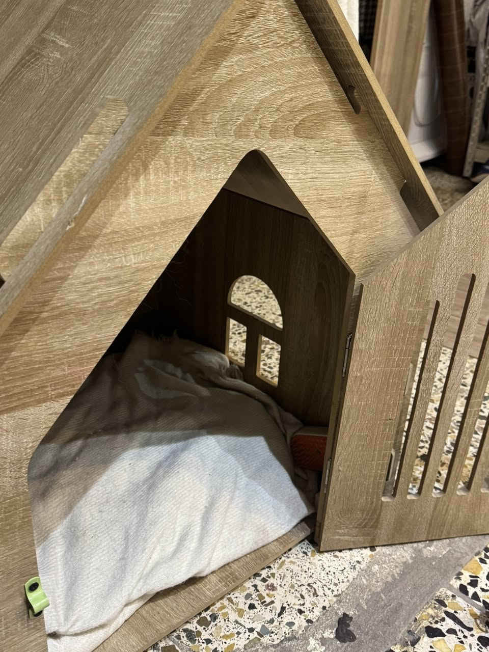 بيت قطط خشب ولعبة سيارة تتحكم بيها بريمونت يجي وياها ولعبة فارة ع باتريات وليزر لعبة يفتر وراها القطط
وقلايد وهاي جربة ماء تصير بيها مي اذا لقط وكع او يوجعه مكان كل هذول ب 50 الف الي يريدهم يتواصل وياي ويجي ياخذهم مكان اما الامين او المدينة


**إذا كنت صاحب هذا الإعلان وتريد حذفه لأي سبب، رجاءا أرسل رسالة إلى الدعم الفني**