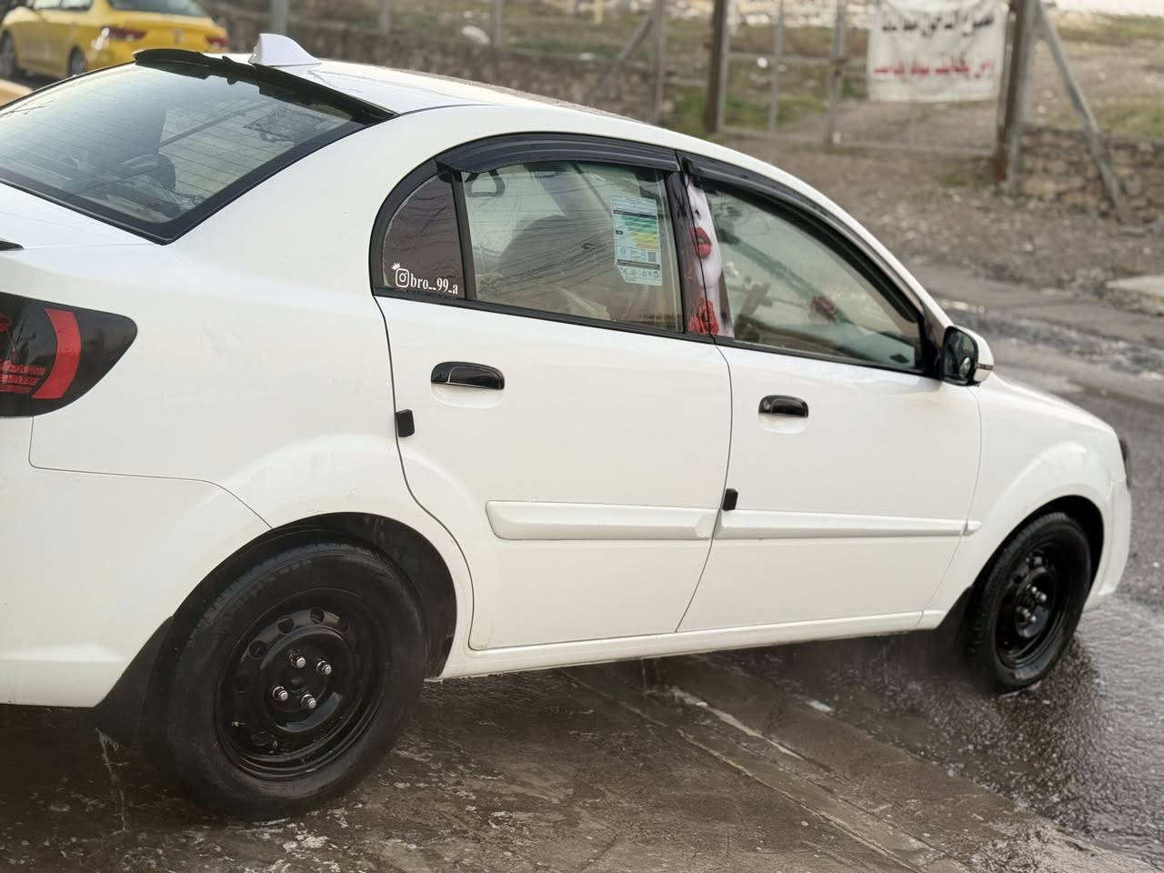 السلام عليكم
كيا ريو للبيع 

موديل 2011

لون ابيض 

سياره حلوه وجاهزه 

شاشه وكامره بيها

داخل صحراوي 

سنويه 2030ورقم مسطرة اربيل  

وهزه لي شهر ال خمس 

محرك 16 تبريد + تتفئه شرط

تحكم بالمري + اشاير 

بسمي انا الشرعي وشرط التحويل 

ضررها جاملغ السايق بدون دواخل +البوند السوناار بل صور 

مكان السياره موصل
***********
***********
