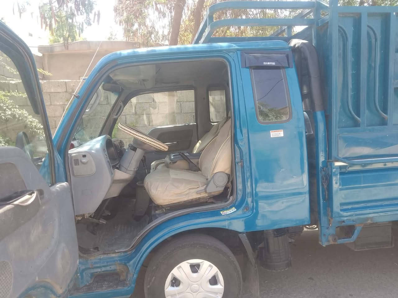 السلام عليكم مكلف بنشر 
كيا حمل 2001سنويه بسمي ل 2030 كير محرك شرط مصبوغه جماليه بدون ضربه داخل نضيف سياره جاهزه 
اتصل ودلل ***********
