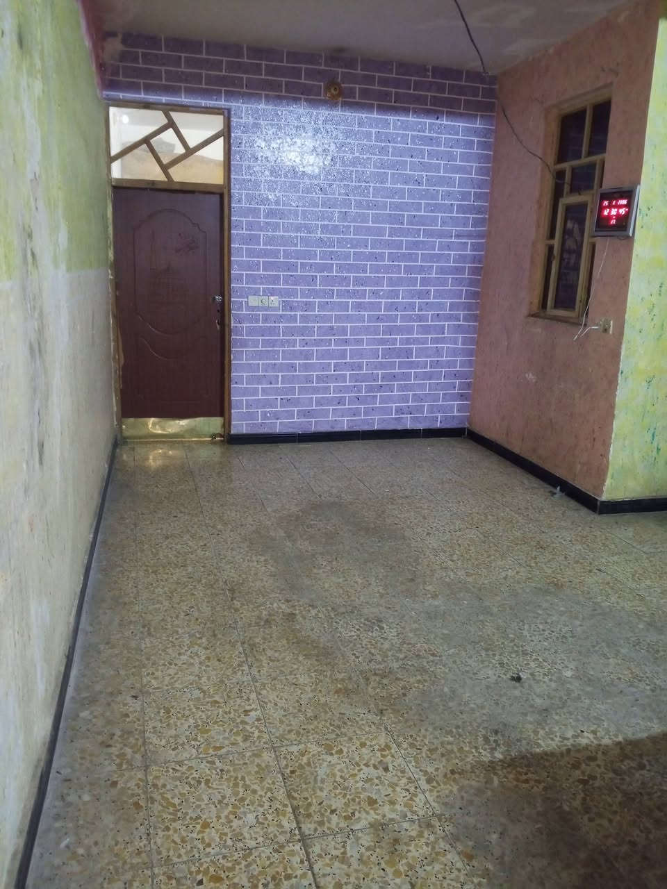 سلام عليكم للبيع بيت 100متر بل طابقبن شعب الزراعي مال ابوحكيم يحتوي على طرمه وستقبال وصاله وغرفه نوم ولطابق الثاني يحتوي على غرفتين نوم اوصاله سعر البيت 160مليون اوبي مجال رقم *********** ادمن تحياتي🥰
