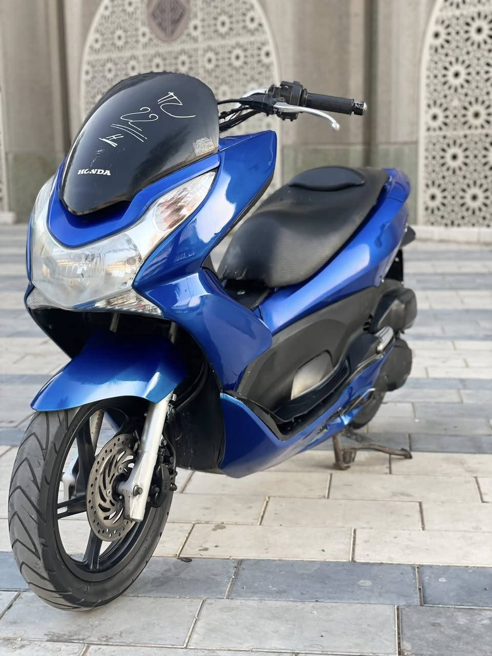 السلام عليكم للبيع دراجه pcxجيل الاول  دراجة  ماخذها رمبه الدراجه وأعلى ايدي حجم مكينه 150ياباني الاصلي دراجه جديده مال جناي وعلئ ايدي لون ابيض   
ياباني الاصلي دراجه كامله أستان كهربائي حساس ازدحام سويجات دراجه جديده الدراجه  احلا من الصور مال جناي المكان بغداد دراجة مكفوله اي نقص مابيه السعر 1350
وبيها مجال بسيط  
اي استفسار ***********
