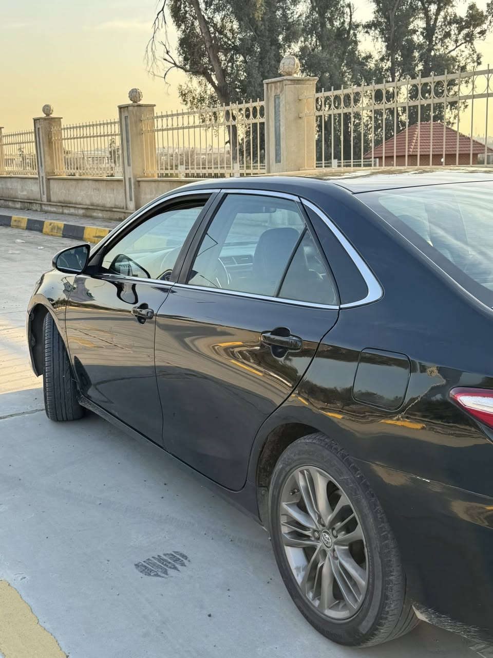 السلام عليكم
كامري 2017 Se امريكي 
لون الخارجي اسود 
والداخل اسود خيط احمر 
مواصفات SE معروفة 
(ماشية 285000) كيلو 
حادثها جاملغ خلفي الثنين بدون دواخل وبدون قبغ صندوق 
شرط الكير والمحرك والارباك والدواخل 
مكان السيارة موصل 
(حادث السيارة موضح بل منشور)

***********
