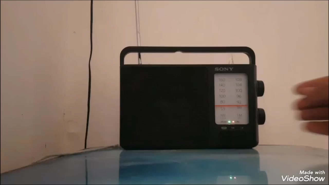 هذا الجهاز هو راديو محمول من نوع Sony ICF-506، وهو راديو أنالوج (تناظري) يتميز بتصميمه الكلاسيكي وسهولة استخدامه.
مواصفات ومميزات راديو Sony ICF-506:
نظام التشغيل: يدعم موجات AM و FM مع مؤشر تردّد سهل القراءة.
الصوت: يحتوي على سماعة مونو (أحادية) قوية توفر صوتاً واضحاً ومضخماً.
خيارات الطاقة: يعمل بطريقتين؛ إما عن طريق توصيله المباشر بمصدر كهرباء AC (الكهرباء المنزلية) أو باستخدام 3 بطاريات AA للاستخدام المتنقل.
التصميم: مزود بمقبض مدمج لسهولة الحمل، ويحتوي على منفذ مخصص لسماعات الرأس للاستماع الشخصي.
الأبعاد: تبلغ أبعاده تقريباً 23 سم (طول) × 7.5 سم (عرض) × 18.5 سم (ارتفاع).  

يُعرف هذا الموديل بحساسيته العالية في التقاط المحطات الإذاعية البعيدة حتى بدون الحاجة لهوائي خارجي إضافي في كثير من  الأحيان


**إذا كنت صاحب هذا الإعلان وتريد حذفه لأي سبب، رجاءا أرسل رسالة إلى الدعم الفني**