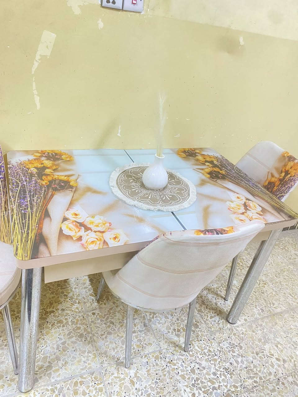 طاوله طعام نضيفه مكانه زبير ب50 نهايته 
كراسي 4 وياها اللاستفسار واتساب ***********
