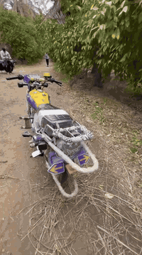 سلام عليكم تايكر 2025 للبيع دراجة احلة من الصور سعر 750 وبي مجال مكاني ديالئ قبل صيطرة غالبي جديدة الشط  الاتصال***********.
