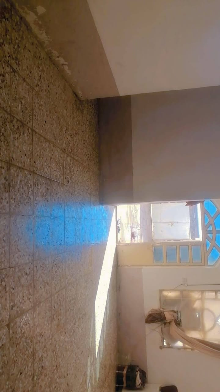 للبيع بيت 200 متر سعره 45 بي مجال بسيط جدا  بلديه معامله بي البيت باركود مطلع للبيت   و شغلته رسميه مكان البيت حي ميلاد حولي شارع 30 سوك بنهايه سوك مركز صحي بشارع الي مقابيل فرع مركز اول فرع ع يمين   بي ٣ غرف  كبار  صاله كبيره حمام تواليت داخلي خارجي كراج سياره مع مكان حديقه جاهز كاشي سيرامك مجاري للشارع شارع واصله تبليط مكان بيت كلش مرتب  للاستفسار تصل *********** وتساب او تصال
