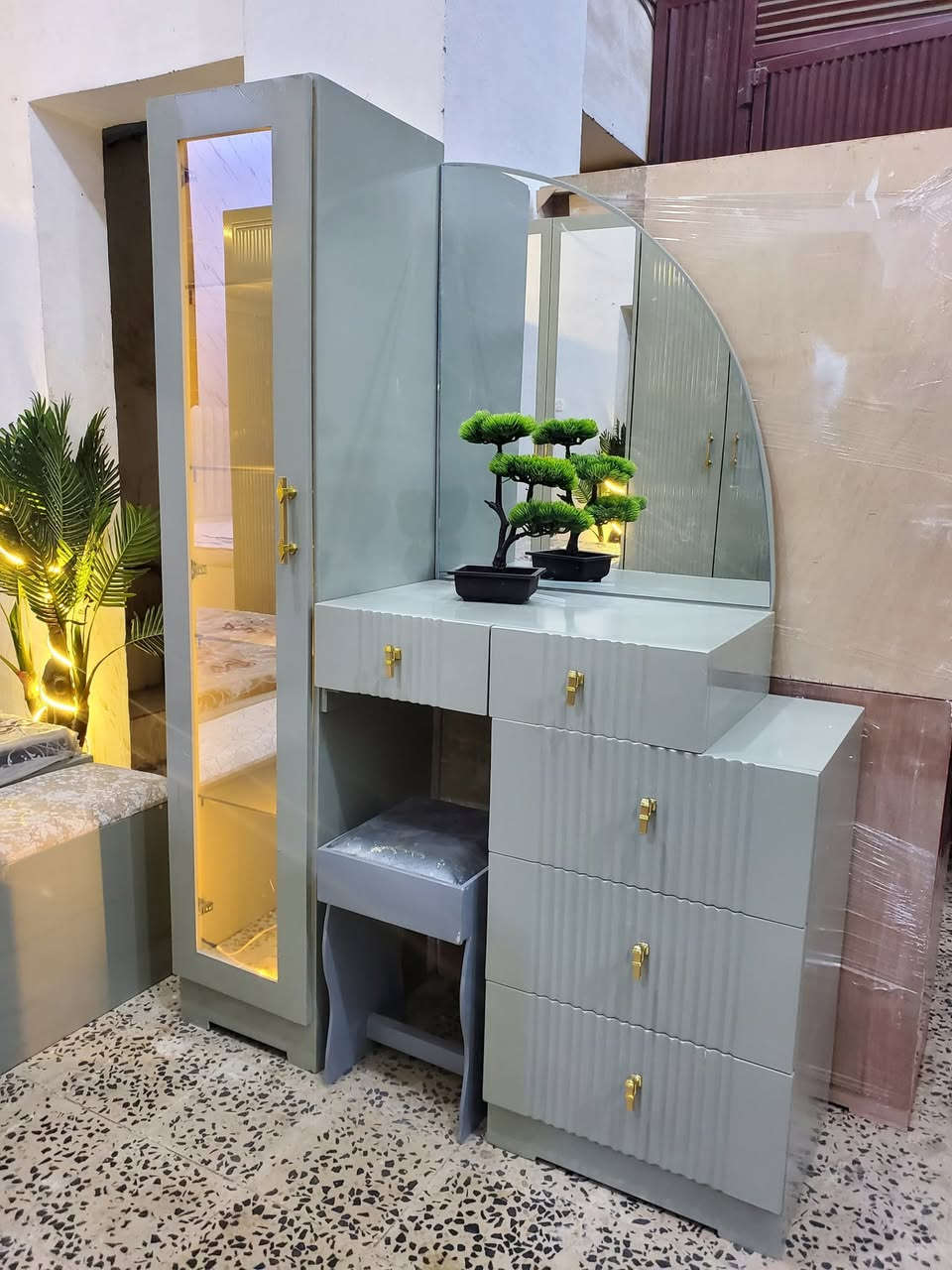 غرفة نوم ملكي آخر اصدار
 فاخره جدا،2027،تصميم كلاسيكي✨
عمل رقم ١ مفصلات هيدروليك✅
مدهونه من الداخل والخارج☑️
أحدث التصاميم التركيه
 الملكيه وأقوى انواع الخشب
 الماليزي ابو تاج kts✅ 
#للحجز_والطلب_771602271
تتكون الغرفه من 7 قطع :
1.الدولاب 6 فتحات أبواب
تفصول داخلي رهيب جدا جدا
والقاعد على ٣ ادراج سحاب
 بيرنج فخاااامه جدا
 معى ضمانه ١٠ سنوات☑️
2- السرير مقاس كبير 180×190
3. التسريحه الهيكل الداخلي 
مع إضافة صندوق طويل على
 باب زجاج فخامة جدا جدا 
4.كرسي التسريحه فخامه
5.كمدينو درجين ودرج
 اكسسوارات  جهة اليمين 
6.كمدينو جهة الشمال نفس
مع الاضائه التي تتكون من ٣
 الوان هادئه تبعث لك السعادة والاطمئنان 
7.كرسي الاريكه على مفصلات
 مخفيه وداخلها خزنه سريه☑️
#السعر_360_الف
#للحجز_والطلب_771602271


**إذا كنت صاحب هذا الإعلان وتريد حذفه لأي سبب، رجاءا أرسل رسالة إلى الدعم الفني**