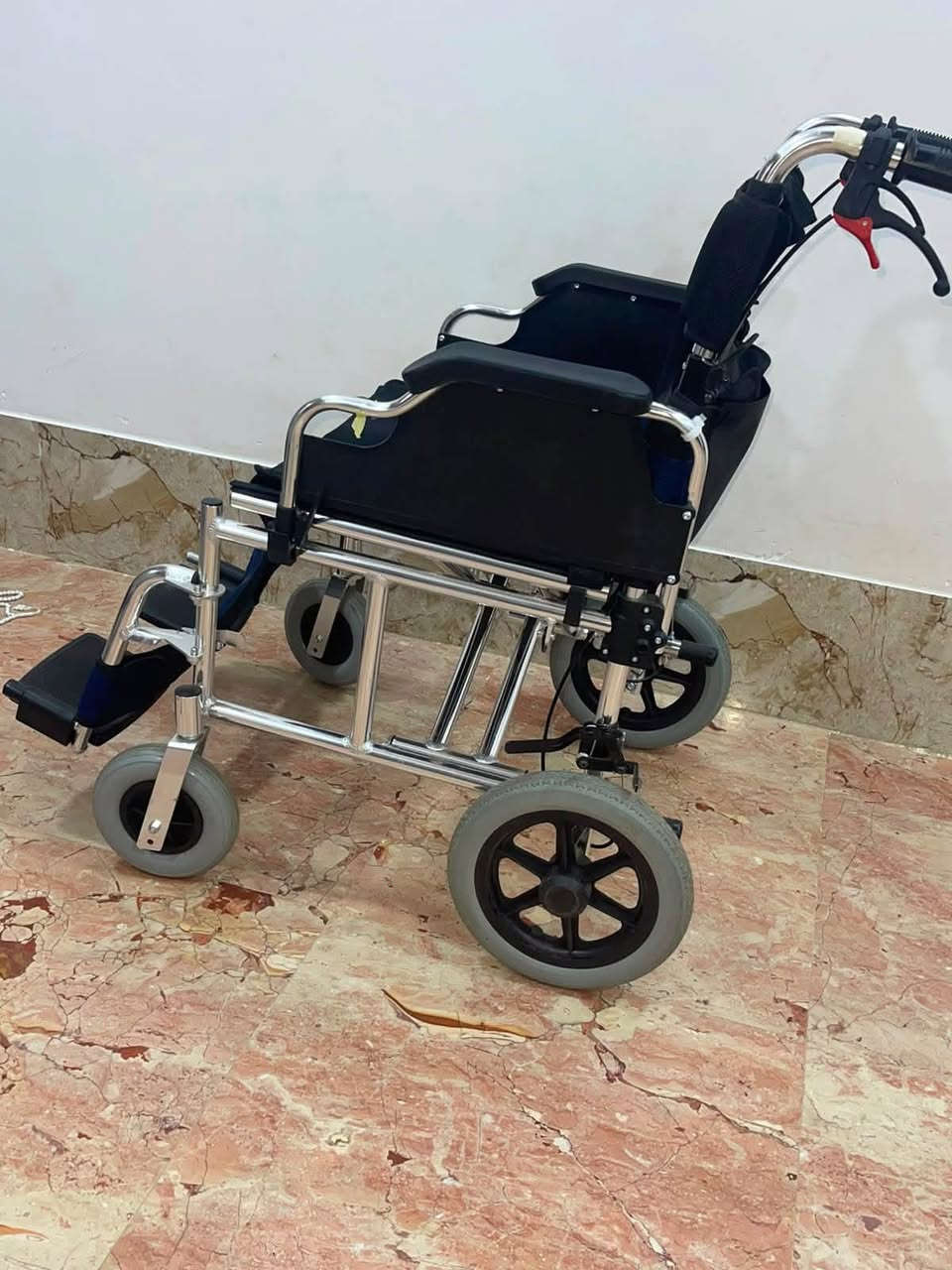 عربانة لكبار السن او المعاقين جديده خفيفة الوزن تطبق حديد ستيل حجم كبير عرض المقعد 50 تحمل وزن اكثر من 140K للاستفسار مراسلة الخاص أو الاتصال على رقم 
***********
