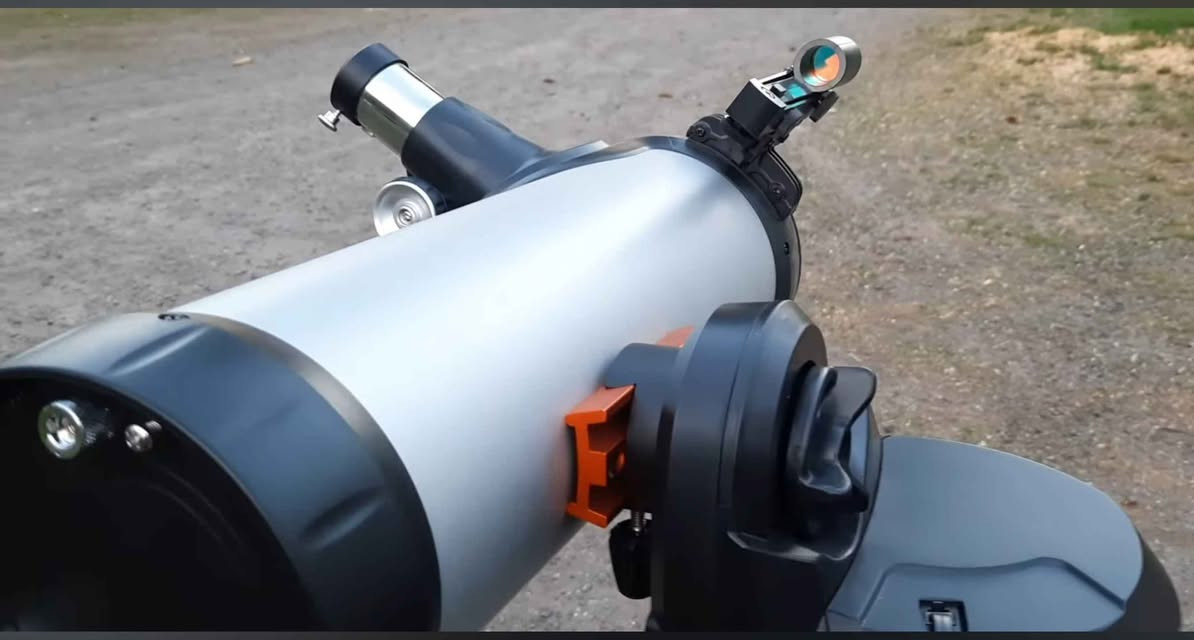 للبيع تلسكوب محوسب من نوع Celestron 114LCM مستخدم كلش قليل . 
التقنية: نظام GoTo محوسب يحدد موقع 4,000 جرم سماوي تلقائيًا باستخدام قاعدة بيانات. 
المواصفات: فتحة عدسة 114 ملم، بؤرة نيوتنية، البعد البؤري 1000 mm
القطر (4.5 inch) 
  . 
الملحقات:  5 عدسات .

السعر 250000 Singapore


**إذا كنت صاحب هذا الإعلان وتريد حذفه لأي سبب، رجاءا أرسل رسالة إلى الدعم الفني**