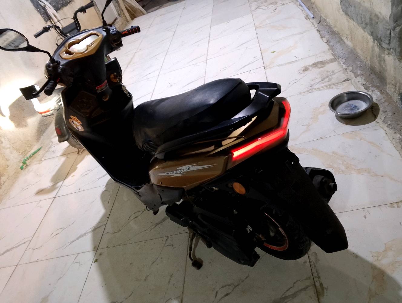 دراجه سكنس تايوان موديل 2020 لون ذهبي كهربائيات كلها شغاله اشاير سلف لايت عالي ناصي ورماش سكن خلفي امامي سطاب كلهن شغالات گيج بانزين وكيلو متر شغال باتري جديد محرك مفتوح مرة وحدة مجفت على أيدي نگرة سلف شلعة تاكل الگاع دراجه مالت بيت مرتبه دبلاتها حلوه كابريتر بلادي كفرات مختمه ختم واحد البصره 5 ميل ه‍ *********** السعر 300
