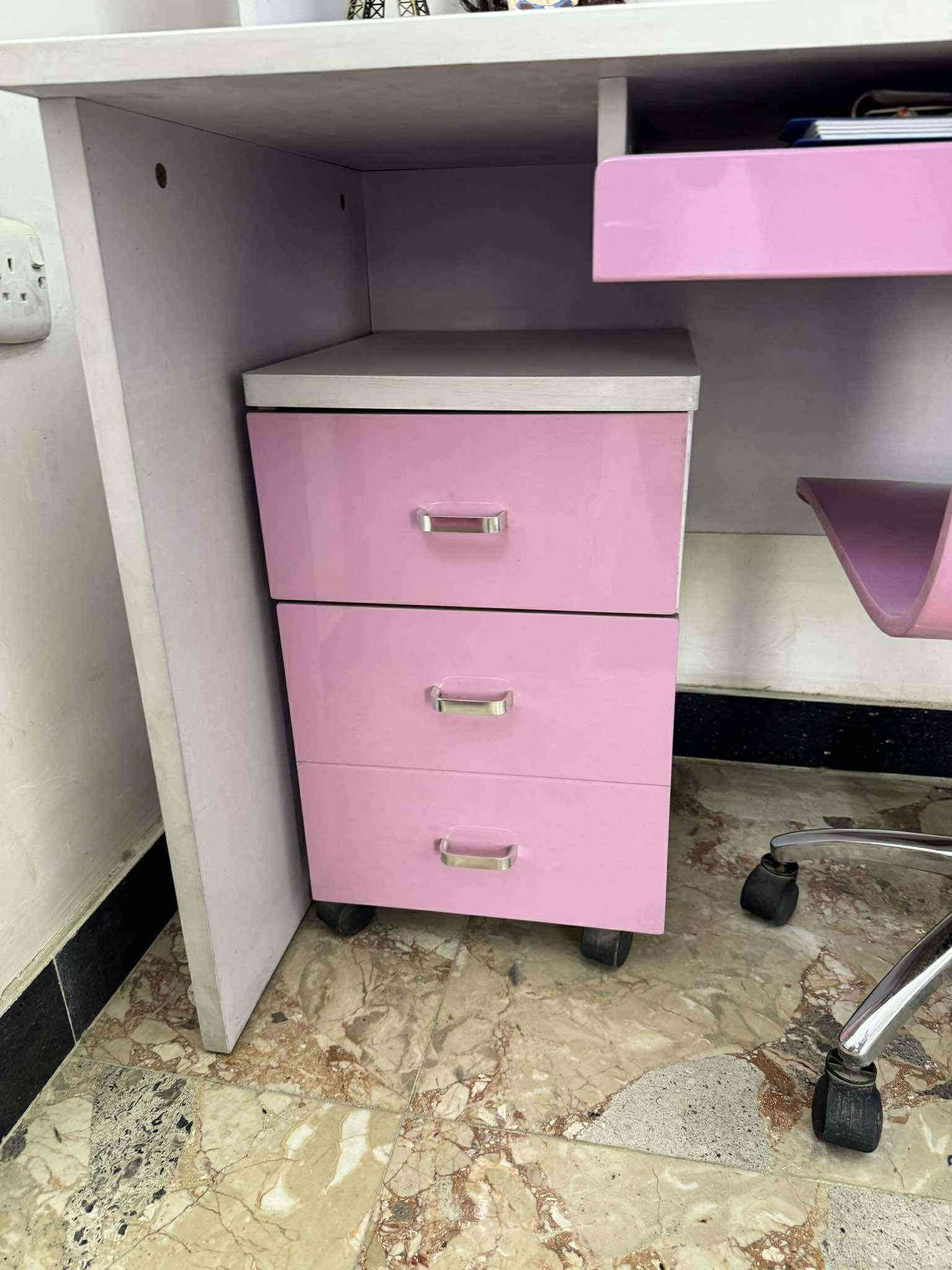 إعلان غرفة تركي ام نفر بناتي 

غرفة نظيفة جدًا فول استخدام قليل، وتتكون من 7 قطع وبحالة ممتازة.
الموقع: حي الجامعة – خلف الكوخ.
التواصل للشراي  فقط ومو الشراي يدخل خاص.

للاستفسار أو الاتصال:
*********** (واتساب)
