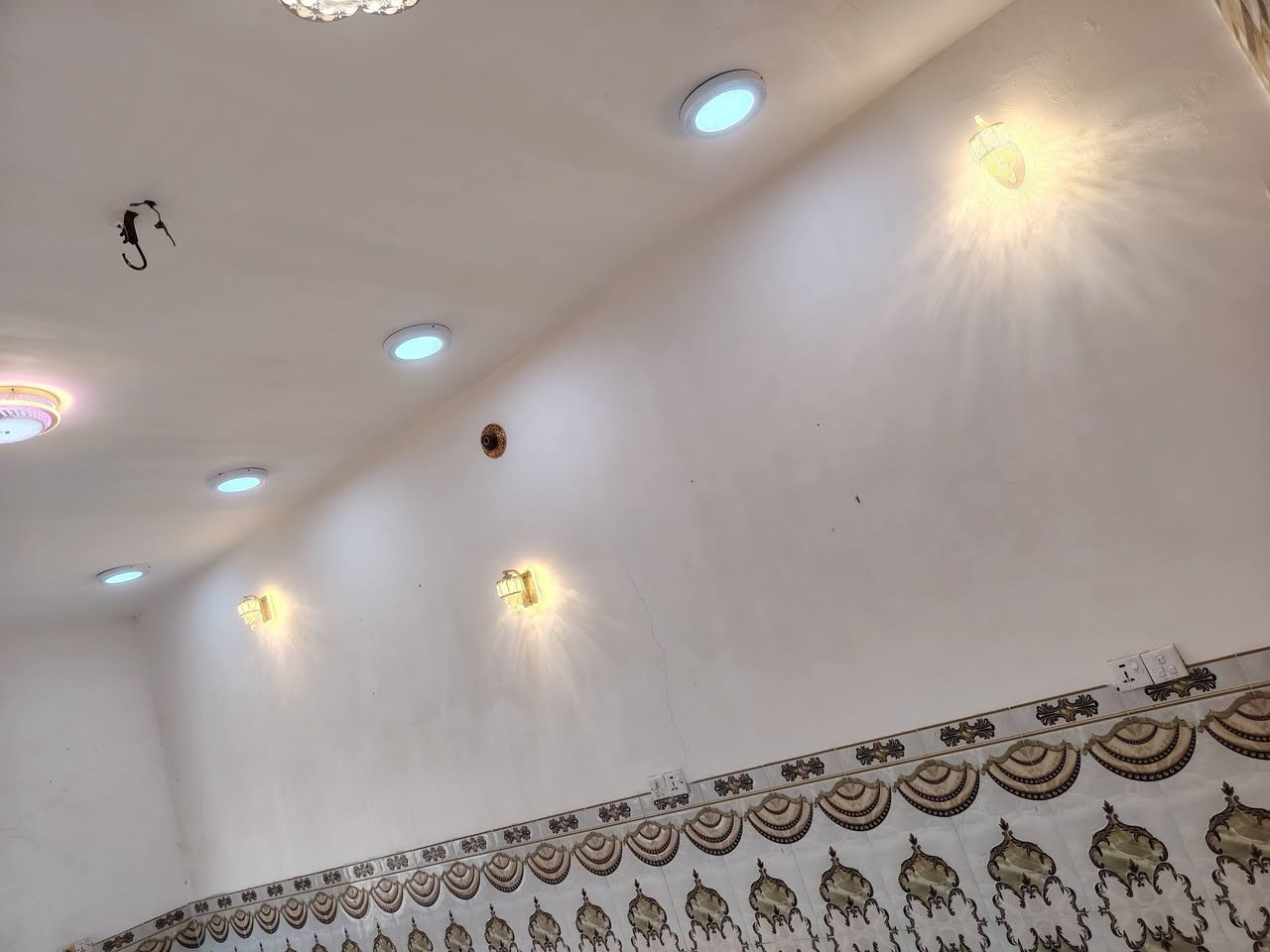 سلام عليكم بيت البيع مساحه ٢٠٠بناءكامل طابو زراعي سند ٢٥تحويل مباشرسهم يحتوي كراج كبير على استقبال مطباخخ
صاله كبيره ٢غرف نوم مامرسداسي اساس لبيت صب
كونكريت
موقع البيت معمل شافعيه قرب مجمع الجوادين
سعر٤٠وقابل لتفاوض
رقم اتصال ***********
***********
