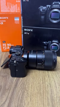 للبيع كاميرا Sony a7R III  عدسة 90mm Macro G   القطعتين Full Box ونظاف...