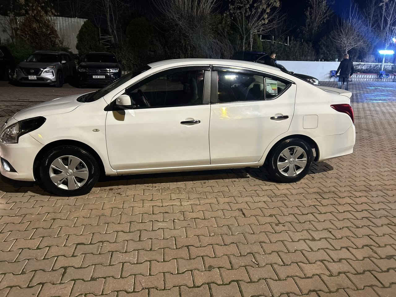 السلام عليكم نيسان صني موديل ٢٠٢٠ سياره خير مـــטּ الله كفاله عامه كير مكينه حداديه محرك تخم تايرات تدفئه تبريد سياره مفوله ضربتها جاملغ امامي يم سايق بيها بارد وباب بي شويه بارد مال صدر وبقيه سياره كفاله السعر ١١٥ وبيها مجال مكينه ١٥٠٠ سياره بَہ اسمي تحويل ثاني يوم رقم اࢪبـــيل وهاذا رقمي ***********
