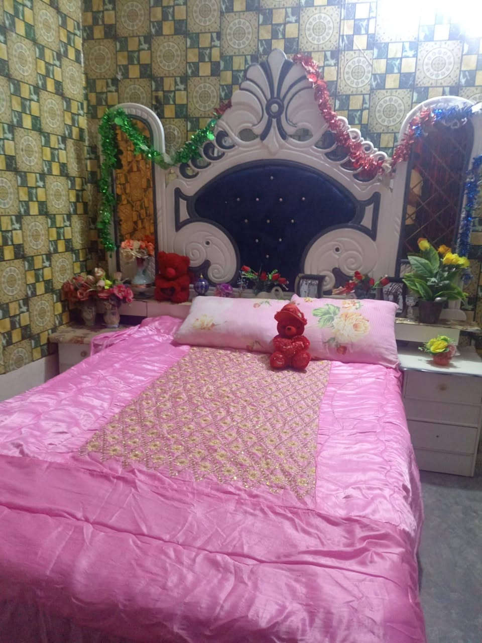 يوجد لدينا غرفه خشب عراقي الون بيضاء العنوان هيت ناحيه الفرات ***********بكل 
***********بكل
