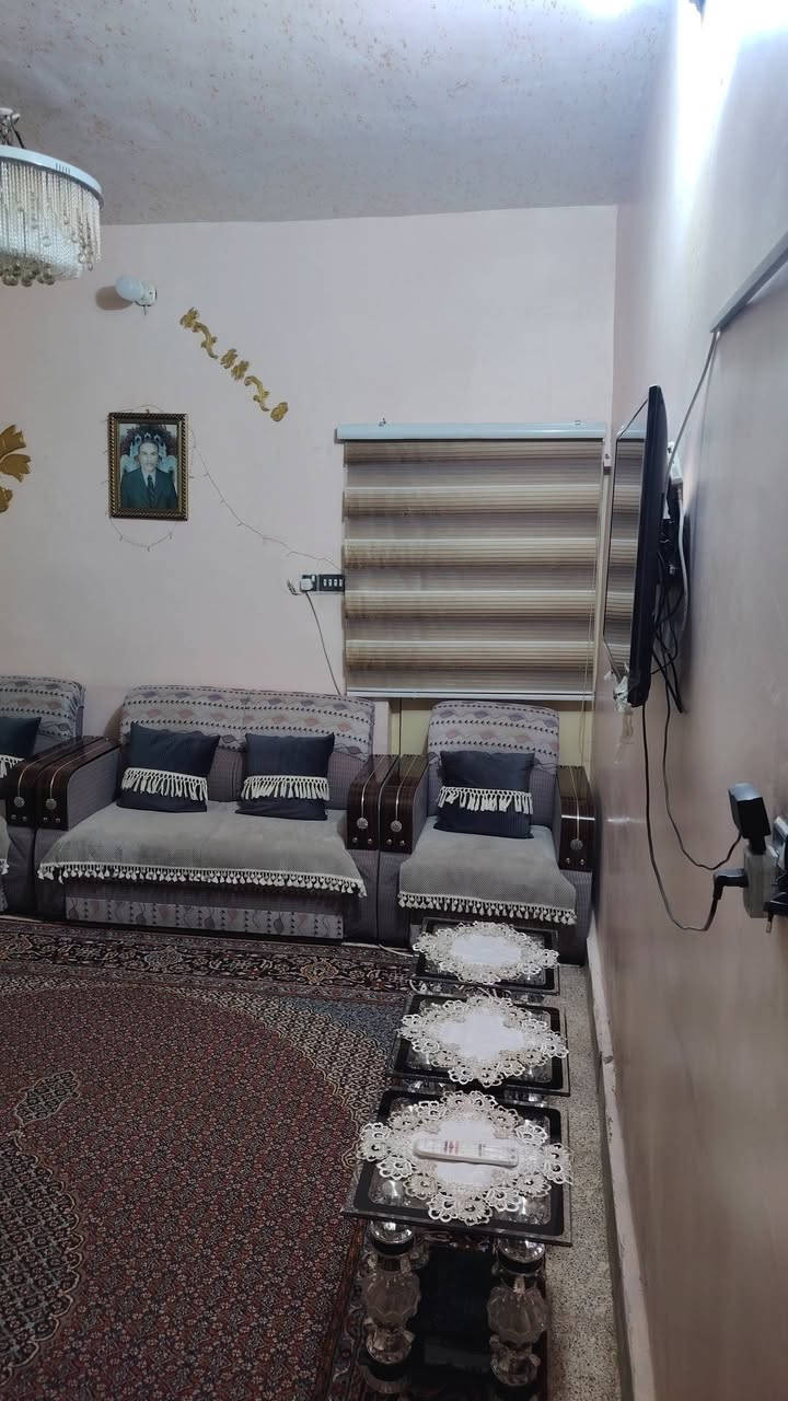 بيت بالعزه الجديده بيت ركن ع شارعين بناء قديم المساحه 150م  طابقين متوفر كافة الحدمات تبليط يتكون الطابق الأول من كراج صحيات داخليه خارجيه  مطبخ هول داخلي استقبال غرفه نوم واحده امام الطابق الثاني غرفه وهول داخلي السطح شتايكر مخزن غراض سندوج 

***********
