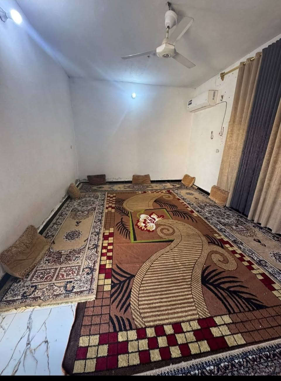 ألسلام عليكم بيت البيع كوت حي جوادين غرف نوم أثنين5×4صاله 9×5أستقبال 6×4.5  وألاستفسار ع هاذ رقمم
***********
***********
