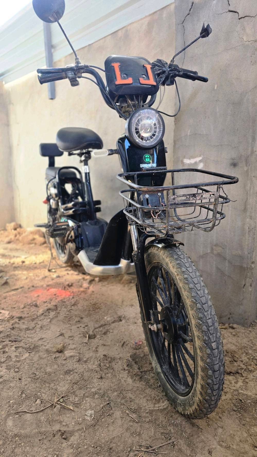 باسكل شحن لبيع
موديل 2025
6بطاريات 72v  (اولى من نوعها بابل من حيث بطارية)
مسافة تقطعة بشحنة وحدة اكثر من 50km
سرعة دراجة 40_50km
مسافة مقطوعة 5130km
تاير خلفي جوبلس
تاير امامي اصلي ما ملعوب بيه
شاحن اصلي وبطارية اصلية
اشارات وضوة وشاشة تنبيه شحن وسرعة
خاصية ربط بلوتوث 
تشغيل عن بعد
مع وجود مفتاحين
دراجة نظيفة جدا

سعرها مشترية 615الف
رايدة 475الف وبيه مجال
مكاني حله
