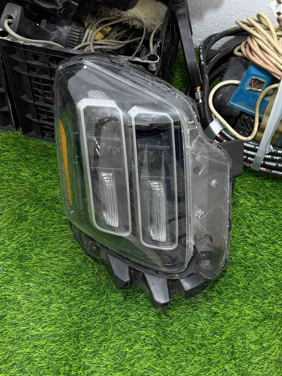 السلام عليكم
لايت تولرايد 
موديل 23=24=25
صفحه اليمين 
أصلي تفصيخ 
اي استفسار الإتصال 
***********
