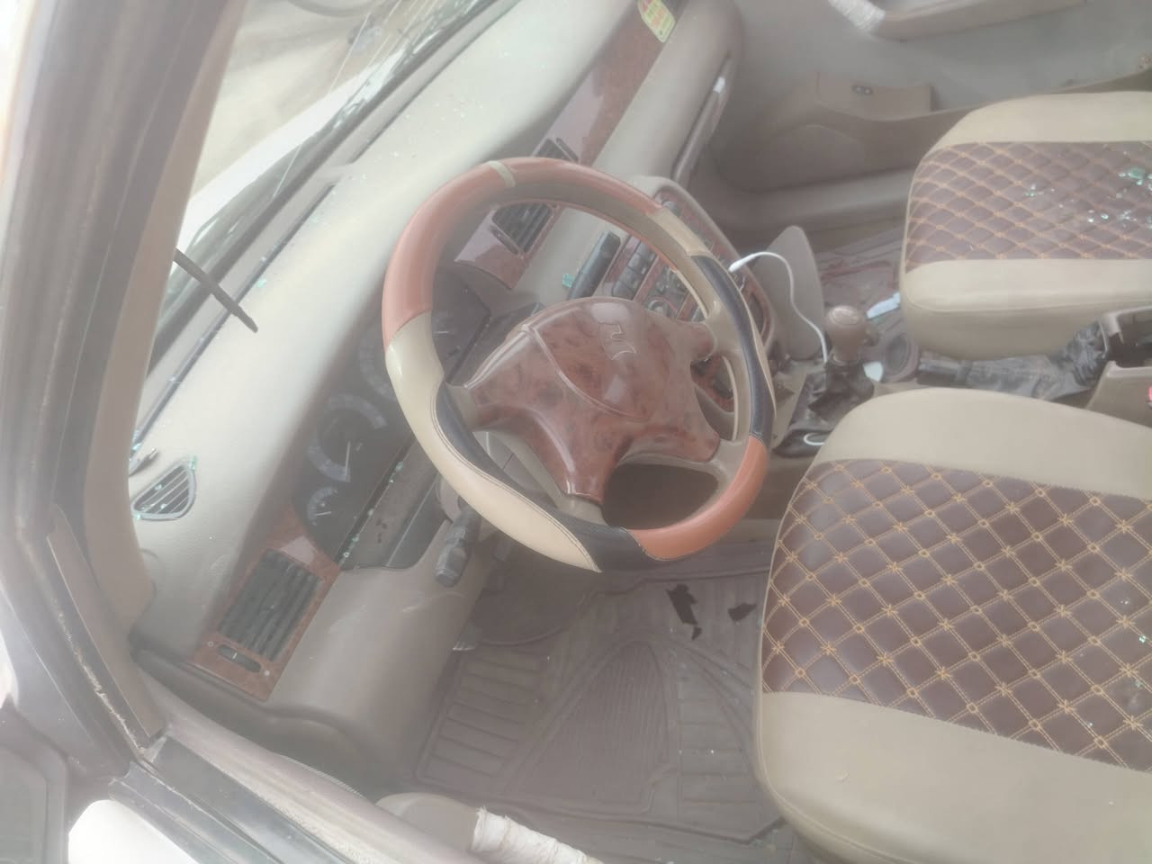 السلام عليكم سمند للبيع موديل 2012 على حادثها للاستفسار ***********
