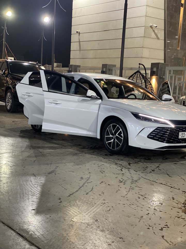 سلام عليكم بسم الله الرحمن الرحيم 
بي وادي 2024 زيرو ماشيه الف مكفوله كافله عامه سياره حلوه عله أيدي فول موصفات 
كشنات كهرباء 
بصمه 
تشغيل عن بعد 
شاشه قلابه 
كهرباء هايبرد يانزين 
بجم لد رقمي ***********  
السعر 24 مليون ورابع بيها مجال
