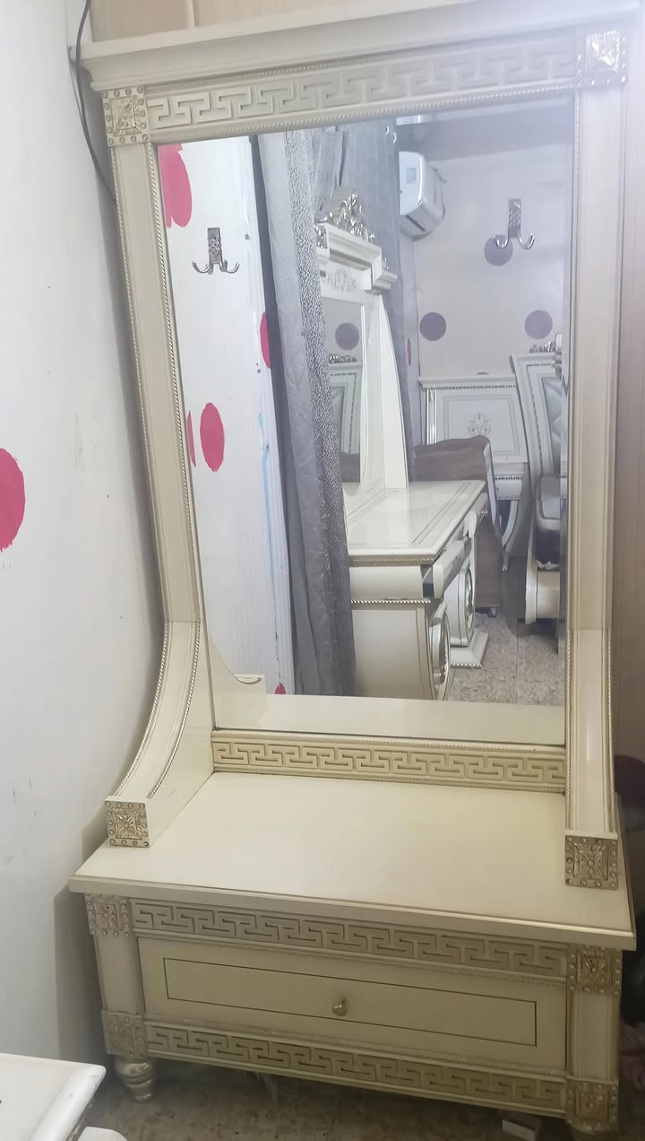 السلام عليكم غرفة نوم للبيع صاج ماليزي ثقيل المكان بغداد الكاظمية السعر 450 وبيها مجال للأستفسار اتصل على ***********
