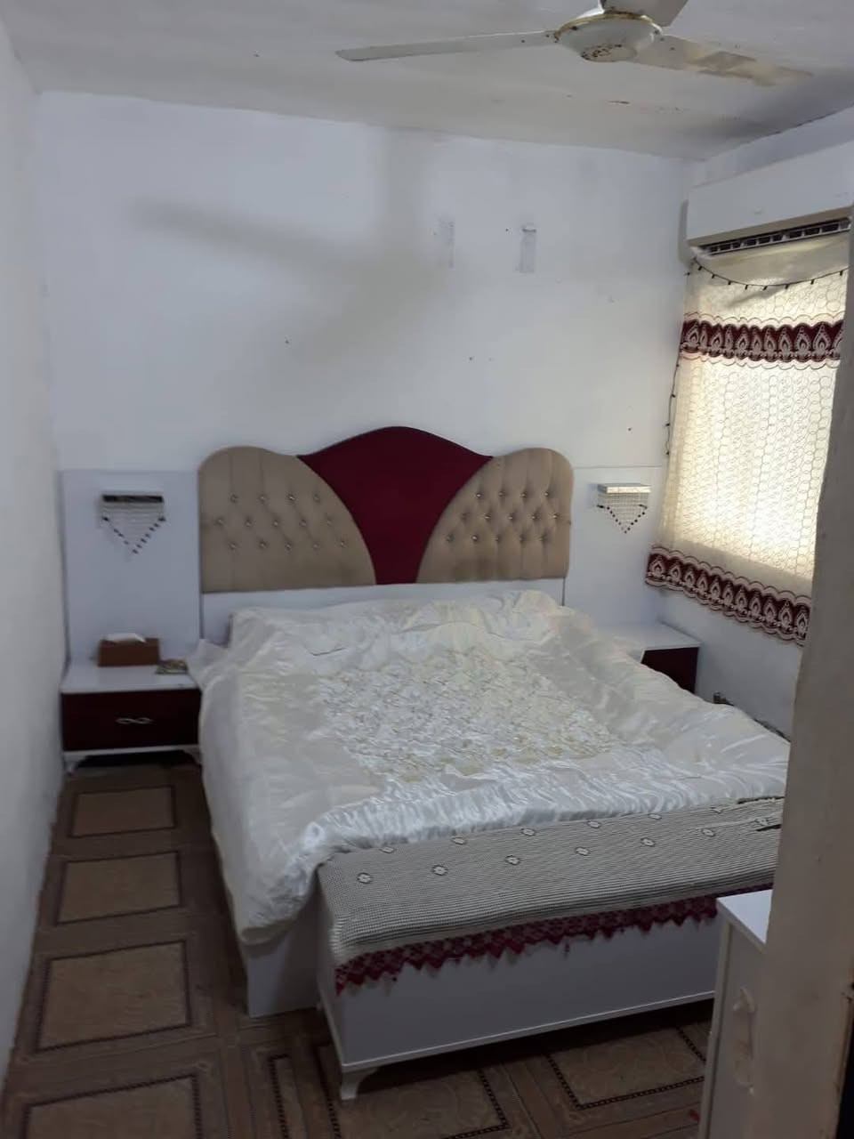 بيت طابو صرف للبيع 
بيت طابو صرف  شقه فوك معزوله باب خارجي  ودرج داخلي  /وبيت جوا  غرفتين + صاله +مطبخ تخاريج داخليه وخارجيه  وحوش  /
الشقه صاله كبيره وغرفه ومطبخ وتخاريج  كامله
عنوان شارع المعمل البراكيه بل طابو صرف شارع مقرنص  مجاري كهرباء ماء جديده  
صالح للسكن  معه ترتيب  حسب سعر البيت 47 مليون معه المجال 
رقم واتسب وتصال ***********
