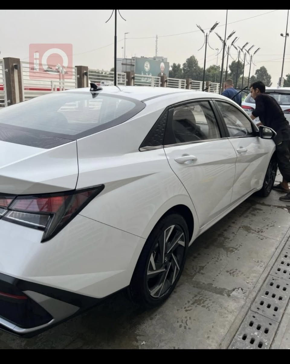 السلام عليكم هونداي الإنترا2025
سياره فول موصفات 
ردار امامي وردار خلفي 
داخل اسود 
محرك1500
ماشيه 7000كيلو 
***********
